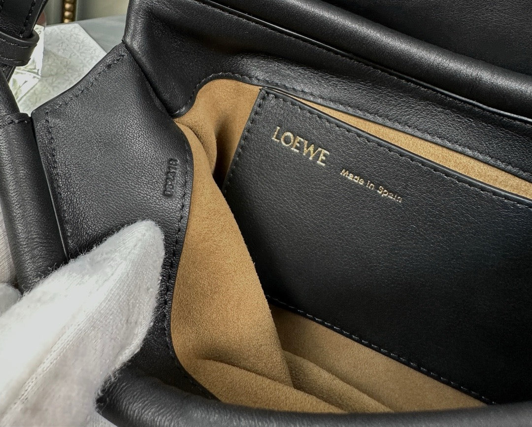 Loewe Women’s Leather Shoulder Bag – Chic & Versatile | Luxury Everyday Handbag