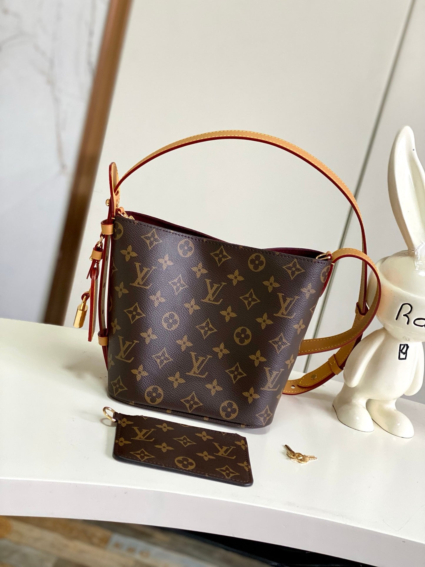 Geantă de umăr din piele nouă Louis Vuitton pentru femei – elegantă și compactă