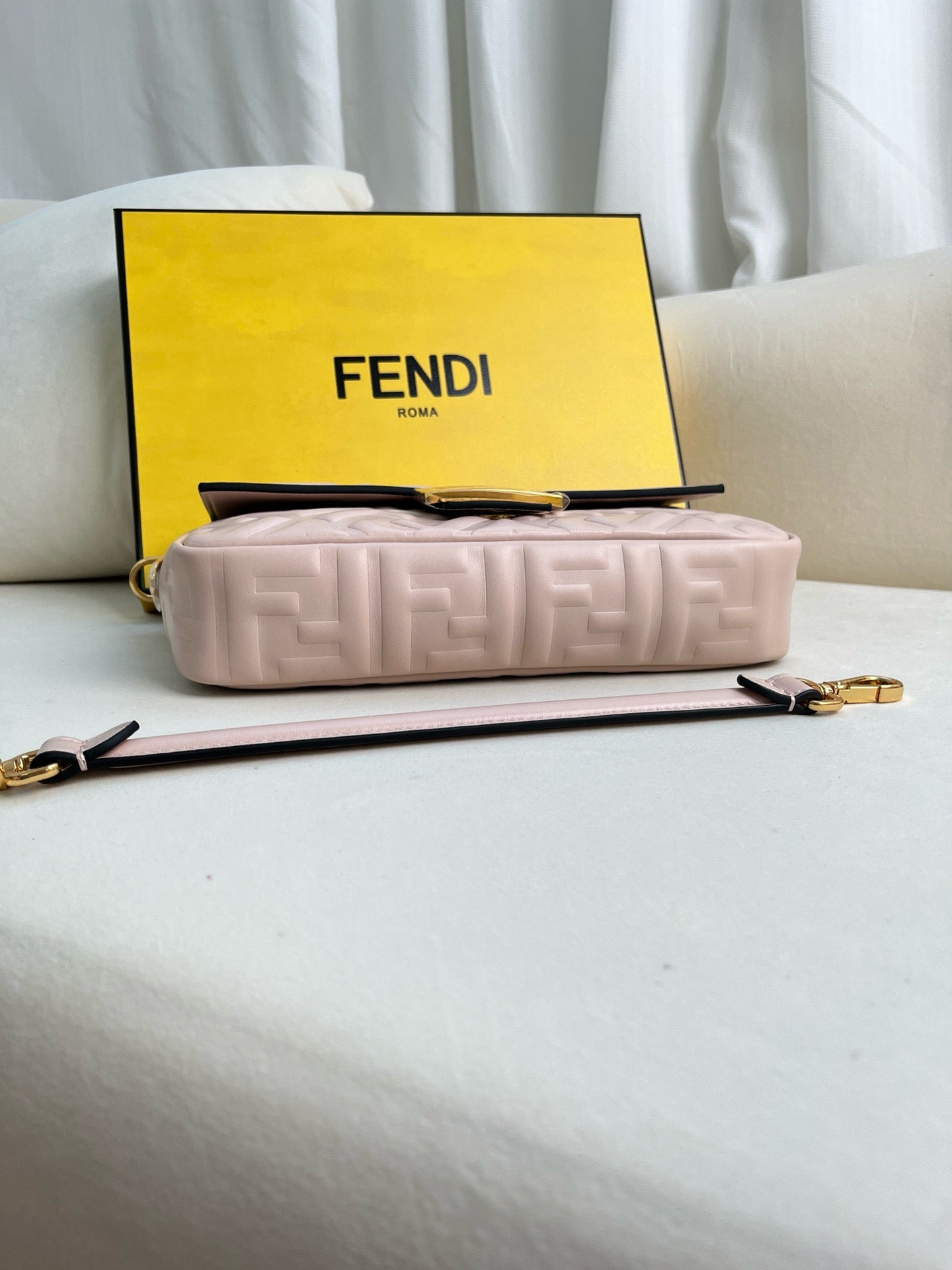 New & Unique Fendi Women’s Leather Shoulder Bag – Sleek & Stylish