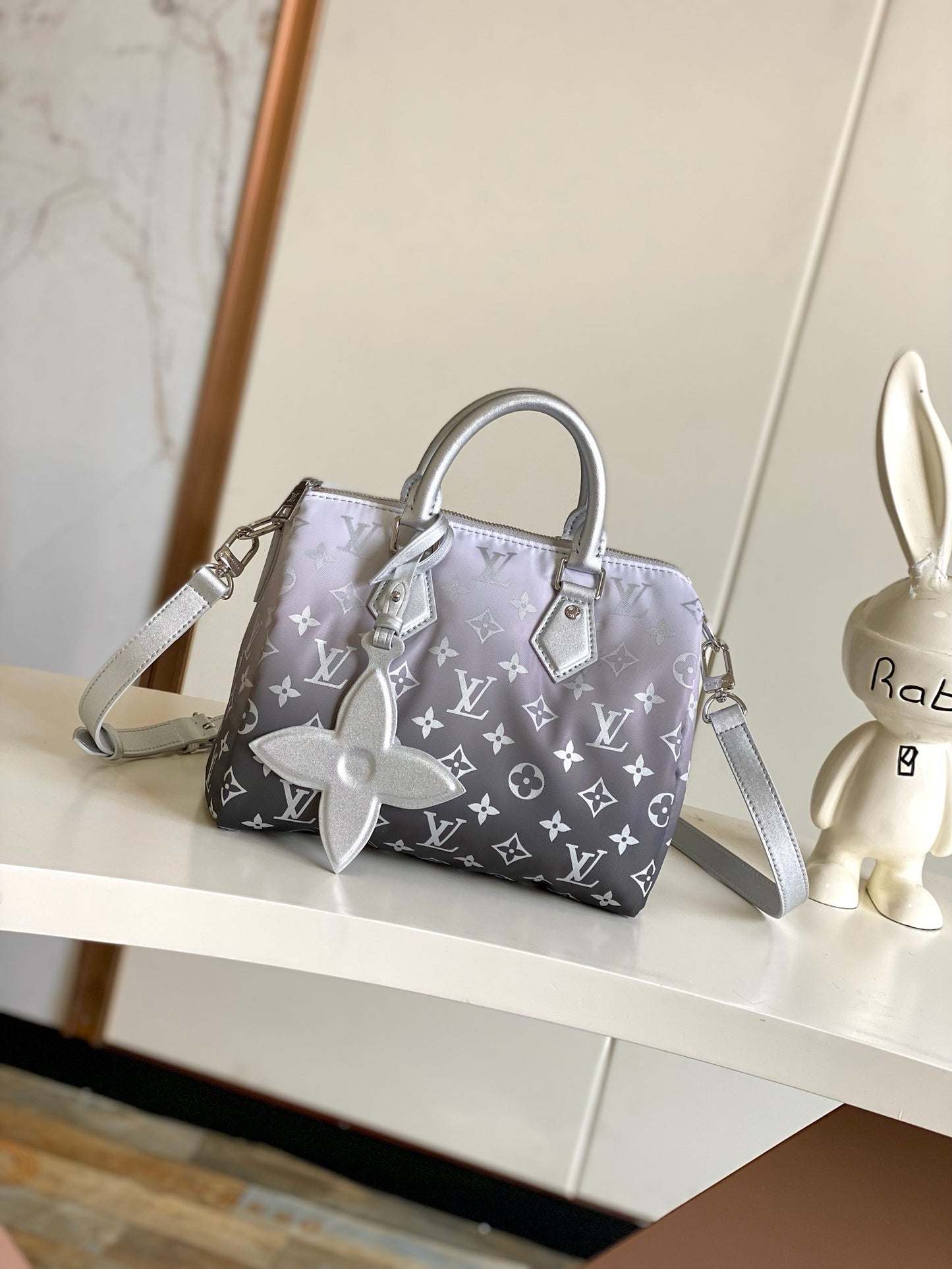 Louis Vuitton ženska srebrna i crna torba na rame – odvažna i elegantna