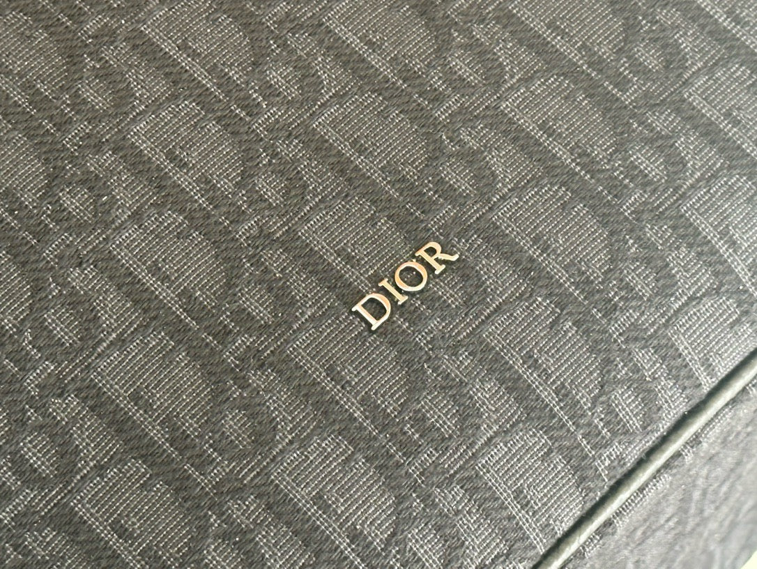 Noul rucsac Dior pentru bărbați – elegant și funcțional