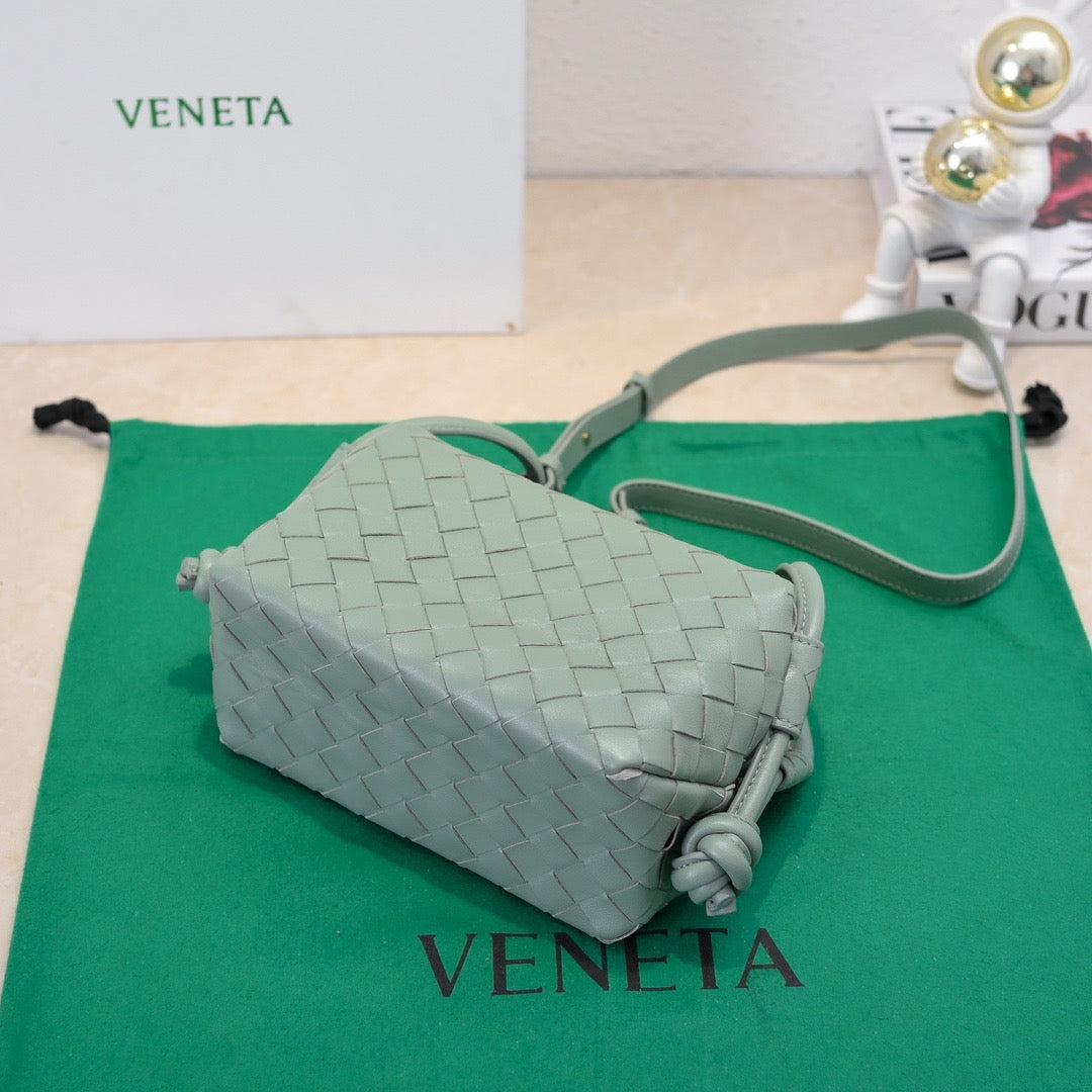 Trendy-Bottega-Veneta-Women’s-Leather-Shoulder-Bag.jpg