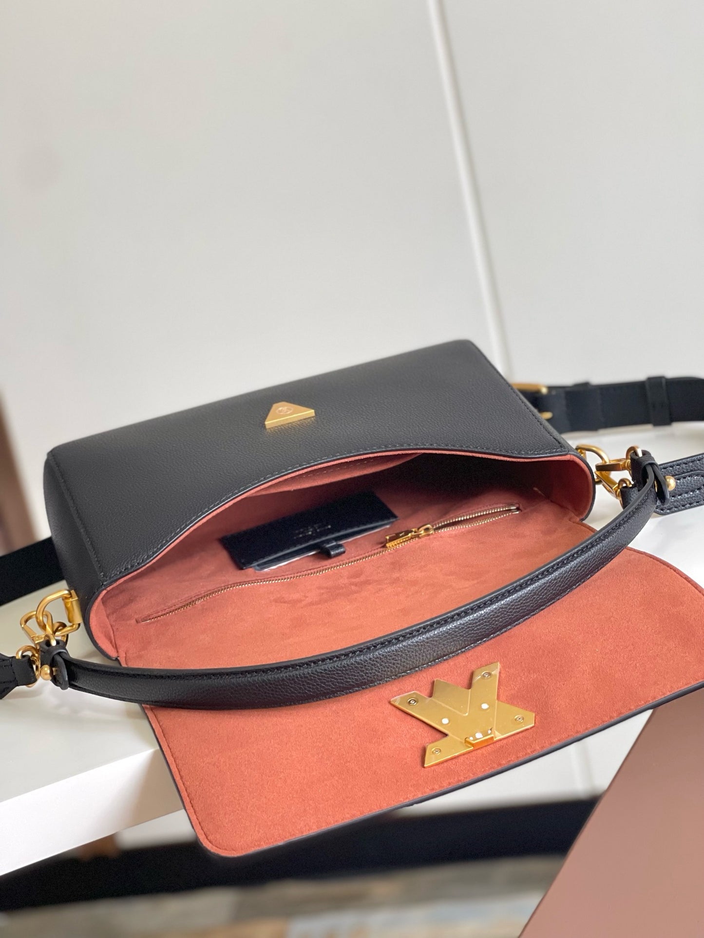 Trendy Louis Vuitton Women’s Leather Shoulder Bag – Stylish & Versatile | Luxury Handbag