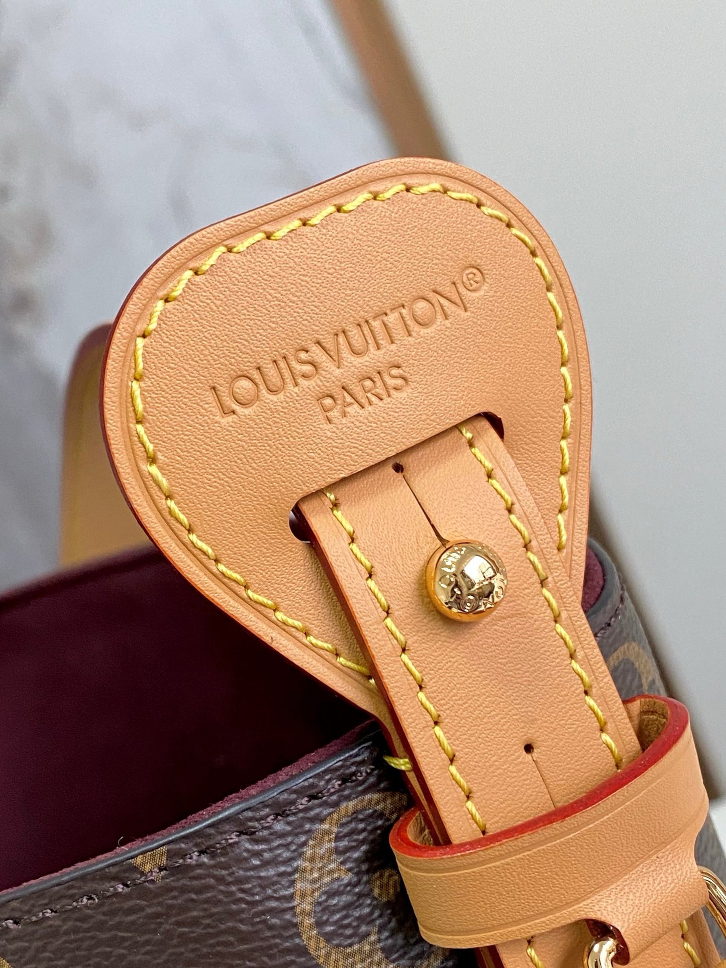 Geantă de umăr din piele nouă Louis Vuitton pentru femei – elegantă și compactă