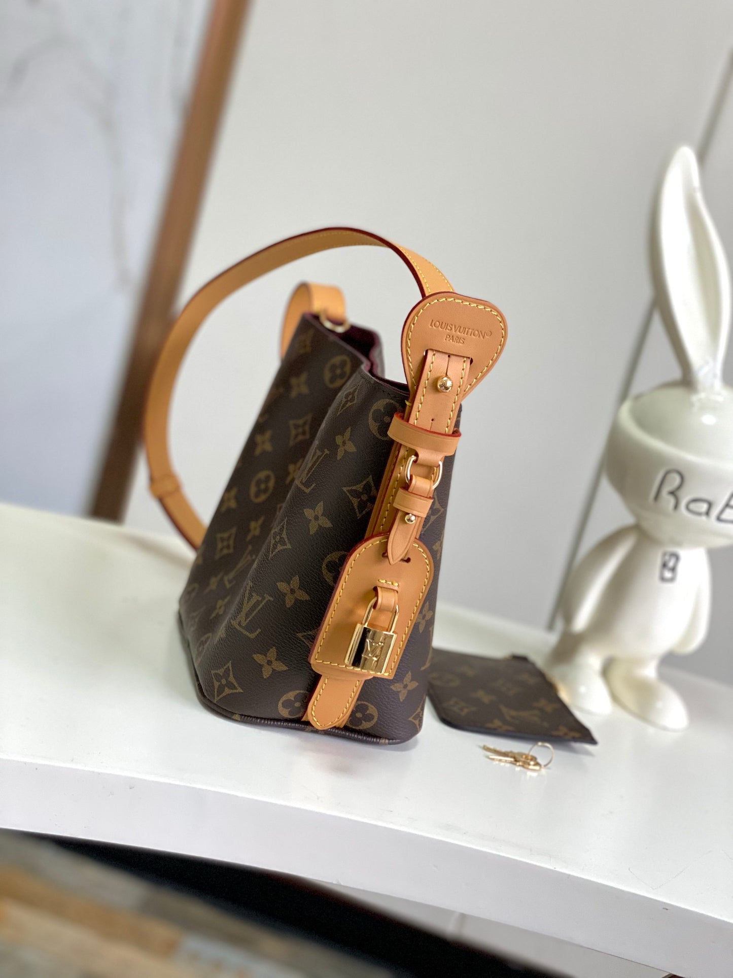 New Louis Vuitton Women’s Leather Shoulder Bag – Elegant & Compact