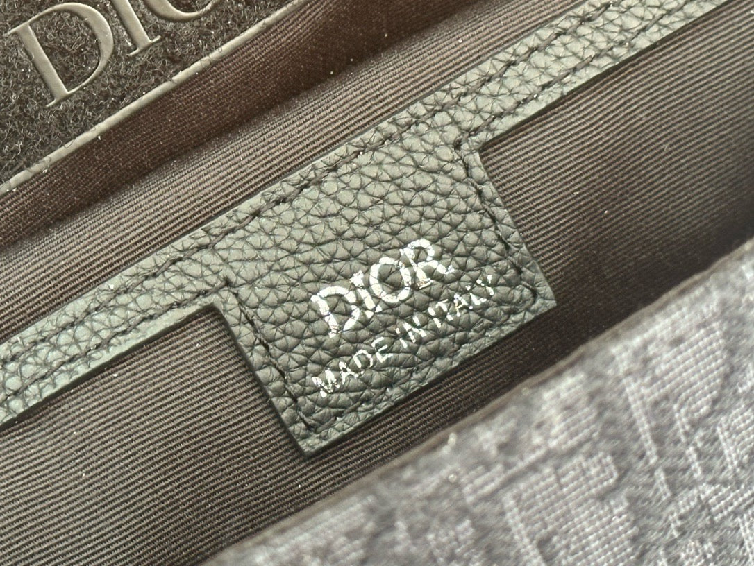 Noul rucsac Dior pentru bărbați – elegant și funcțional