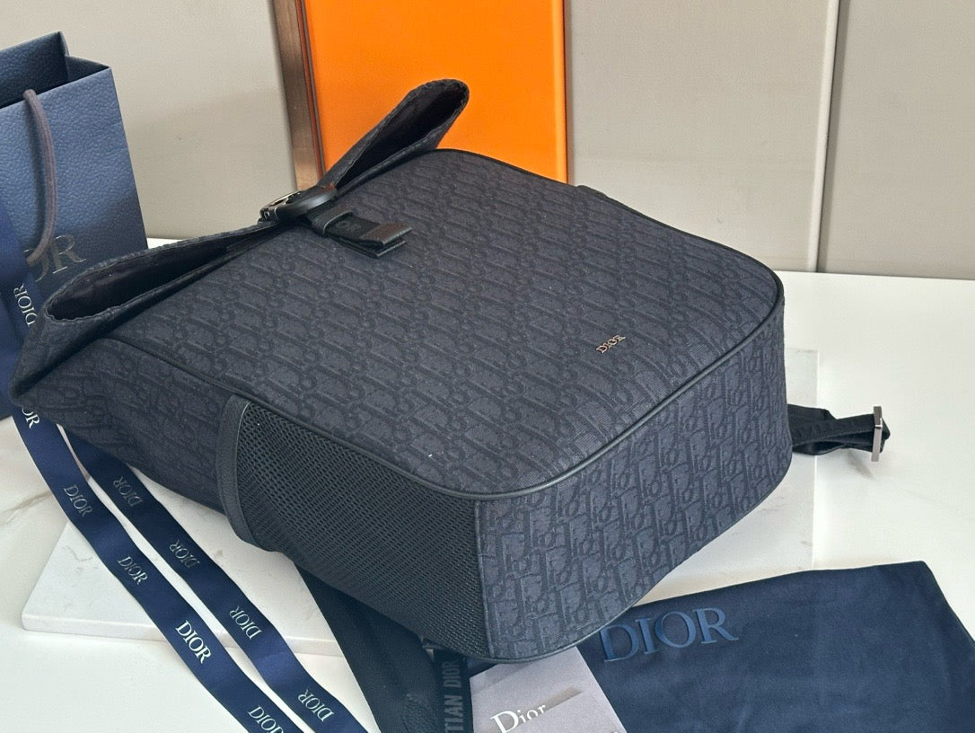 Noul rucsac Dior pentru bărbați – elegant și funcțional