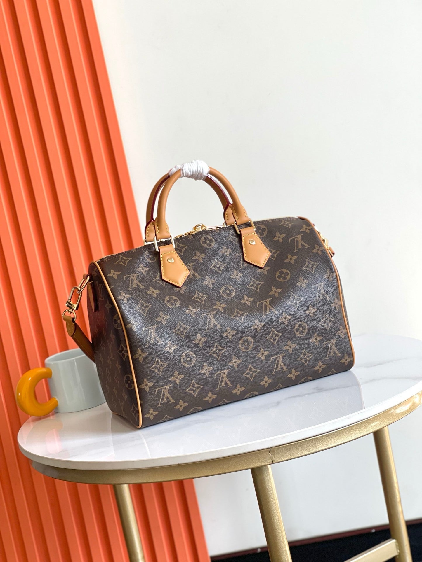 Unique LV Women’s Leather Shoulder Bag - Chic & Spacious