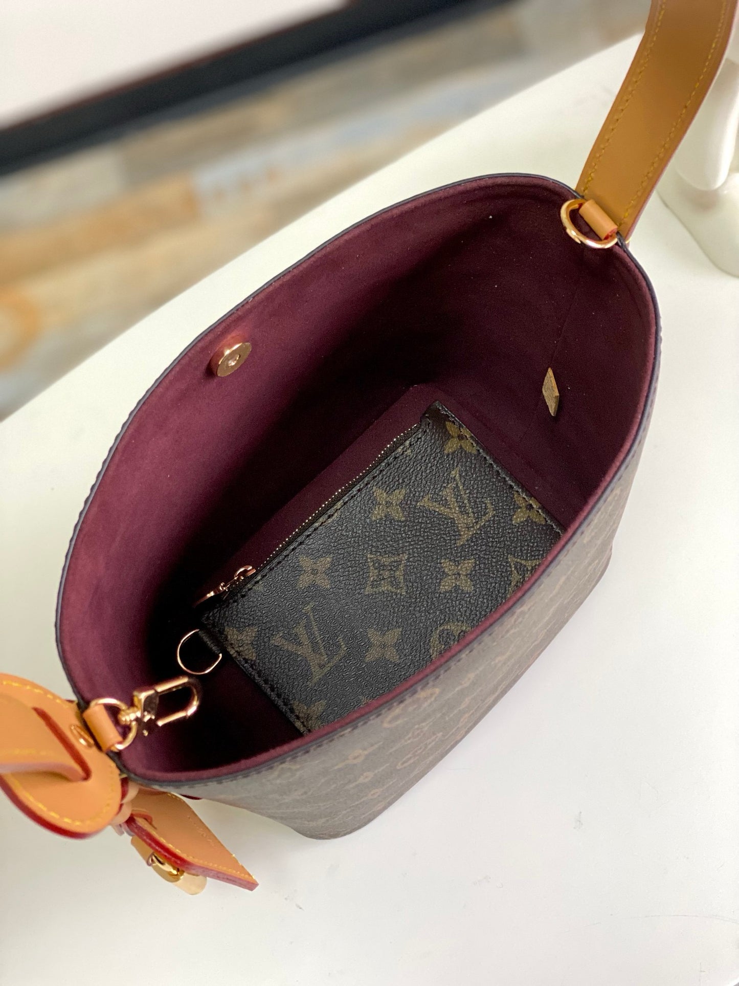 New Louis Vuitton Women’s Leather Shoulder Bag – Elegant & Compact