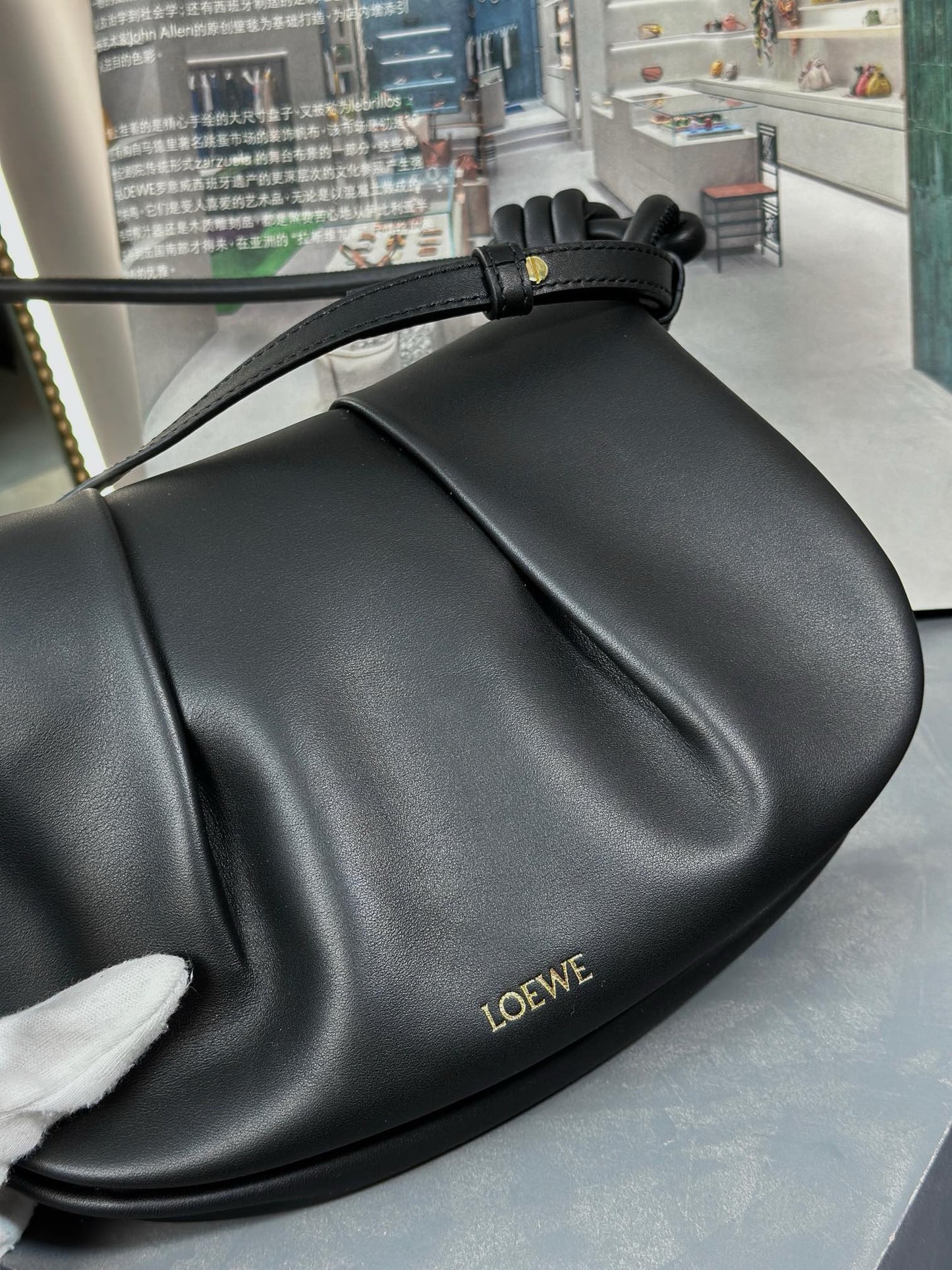 Loewe Women’s Leather Shoulder Bag – Chic & Versatile | Luxury Everyday Handbag