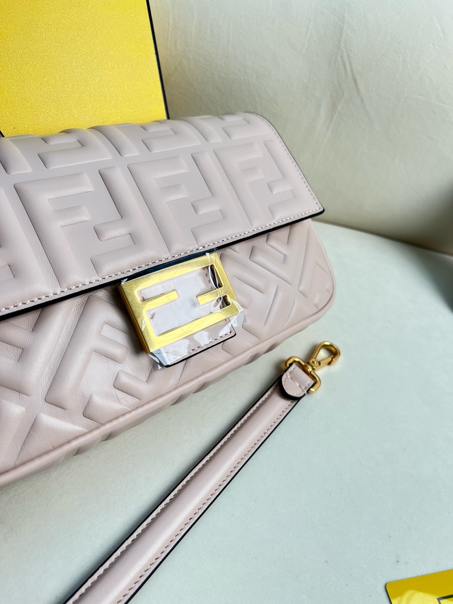 New & Unique Fendi Women’s Leather Shoulder Bag – Sleek & Stylish