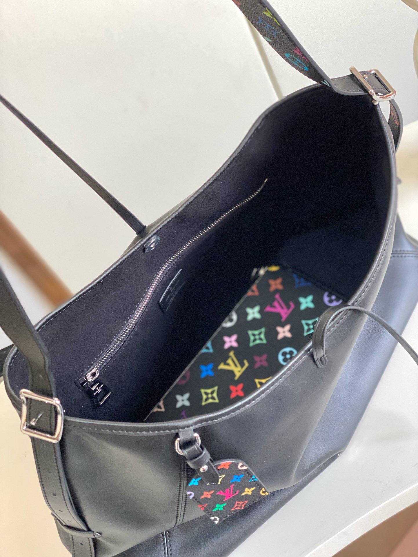 New LV Women’s Leather Shoulder Bag - Stylish & Spacious