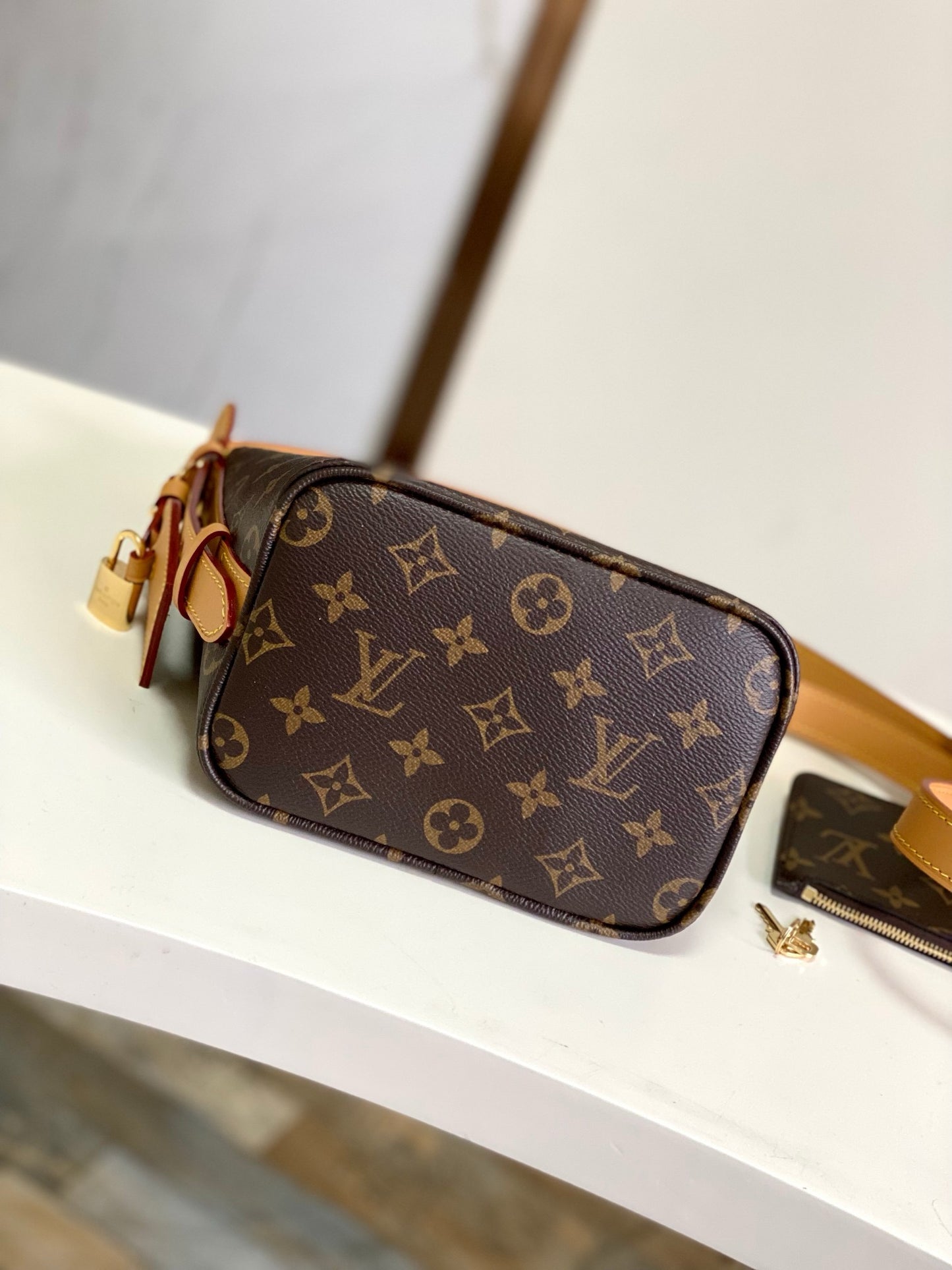 New Louis Vuitton Women’s Leather Shoulder Bag – Elegant & Compact